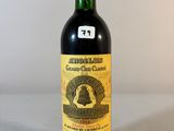 une bouteille de vin posée sur une table