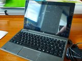 un ordinateur portable posé sur un bureau avec une souris