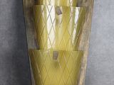 une image représentant un vase fixé au mur, à l'intérieur duquel se trouve un vase jaune