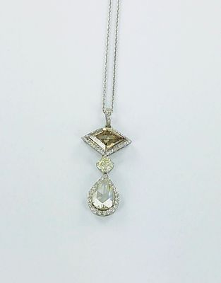 un pendentif orné d'un diamant blanc et d'un diamant jaune, monté sur une chaîne en argent