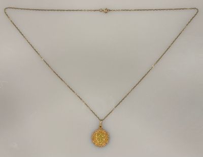 un collier composé d'une pièce en or suspendue à une chaîne en or