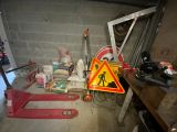 une photo d'un chantier avec un établi et un panneau de chantier