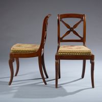 Suite de trois chaises en acajou et placage d’acajou, le dos… (photo 5)