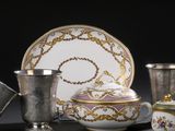 une tasse et une soucoupe en argent, une tasse en argent et une tasse et une soucoupe en argent, ainsi qu'une tasse et une soucoupe en argent sur fond noir
