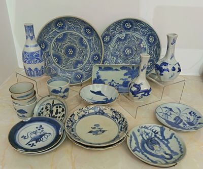CHINE Ensemble de plats, coupelles, petits vases…en porcelai…