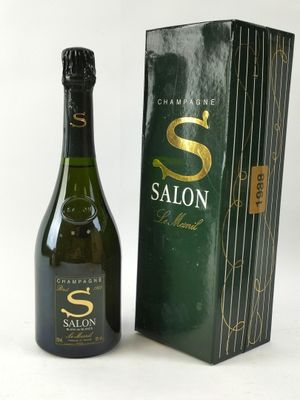 la bouteille de champagne se trouve à côté d'un carton de vin
