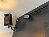 une photo d'un projecteur fixé au mur, sur lequel est posé un autre projecteur