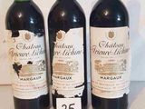 trois bouteilles de vin posées sur une table, l'une à côté de l'autre