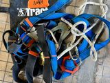un tas de chaussures et un sac par terre