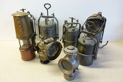 de nombreux modèles différents de lampes à gaz anciennes posées sur la table