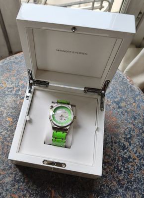 une boîte avec une montre à l'intérieur sur une table
