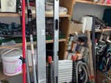 un garage avec de nombreux outils sur les étagères