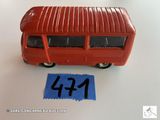 un petit bus rouge avec une étiquette bleue dessus