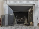 une cheminée équipée d'un foyer et d'un pare-feu