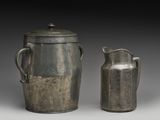 deux vases en argent posés l'un à côté de l'autre sur une table