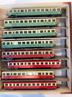 beaucoup de petits trains qui sont dans une boîte
