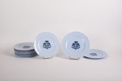 Plusieurs assiettes blanches ornées de motifs bleus sont empilées les unes sur les autres