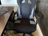 un bureau d'ordinateur avec une chaise et un ordinateur dessus