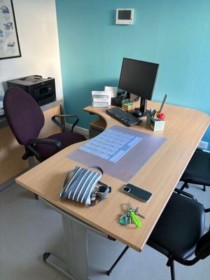 un bureau avec une chaise et un ordinateur dessus