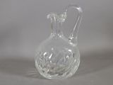 un vase en verre transparent posé sur une table