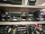 de nombreuses boîtes contenant des appareils électroniques sur les rayons du magasin