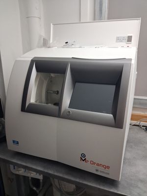 une machine posée sur une table