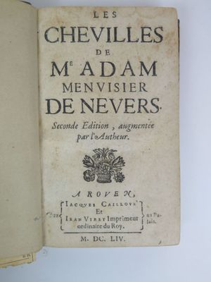 un vieux livre ouvert sur une table