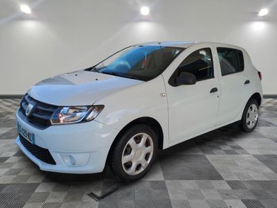 la photo d'une voiture blanche garée dans un garage