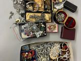 une boîte remplie de bijoux assortis sur une table