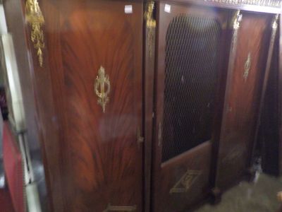 une grande armoire en bois comportant de nombreuses portes