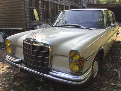une Mercedes garée devant une maison