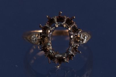 une image représentant une bague en diamant sur un fond bleu