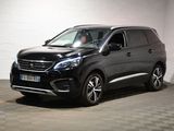 le 4x4 noir est garé dans une grande pièce au sol en damier