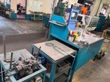 une photo d'un atelier d'usinage où se trouvent de nombreuses machines