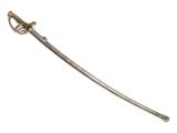 une épée à la poignée dorée sur fond blanc