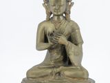 une image représentant une statue d'une personne assise sur une table