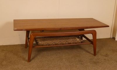 une table basse sur laquelle est posé un panier
