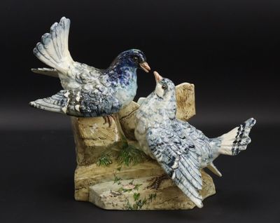 deux oiseaux perchés sur un morceau de bois