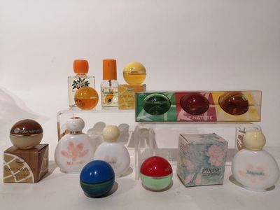 de nombreux types différents de flacons et de récipients de parfum sur la table