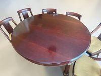 Table ovale en acajou et placage d'acajou reposant sur six p… (photo 2)