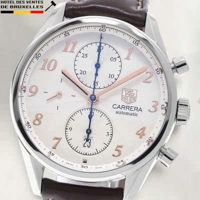 Gros plan sur une montre avec un bracelet en cuir marron