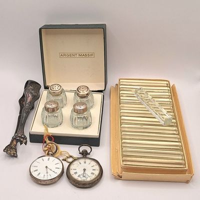 une boîte contenant un ensemble de montres et d'autres objets