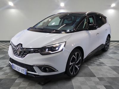 la voiture blanche est garée sur un carrelage à carreaux