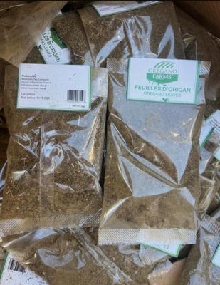 Plusieurs sachets d'herbes sont posés dans une boîte sur une table