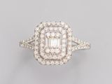 une bague en émeraude et diamant