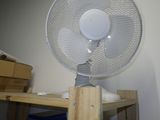 un éventail blanc posé sur une table en bois
