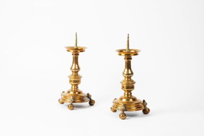 paire de chandeliers anciens en laiton sur base en fonte