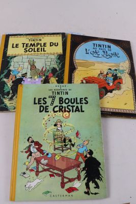 trois livres pour enfants posés sur une table blanche