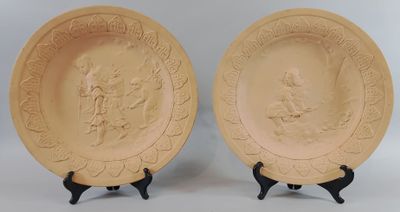 deux assiettes sur lesquelles figurent les portraits d'un homme et d'une femme