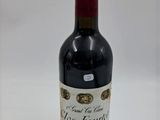 une bouteille de vin posée sur une table